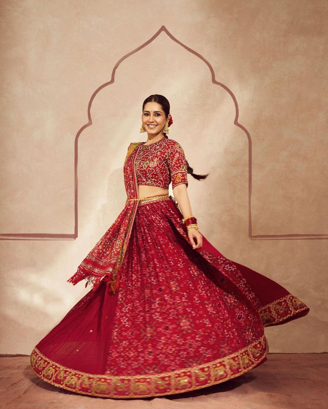 Raashii Khanna: చూపుతిప్పడం కష్టమే.. లెహెంగాలో అందాల ‘ రాశి ‘