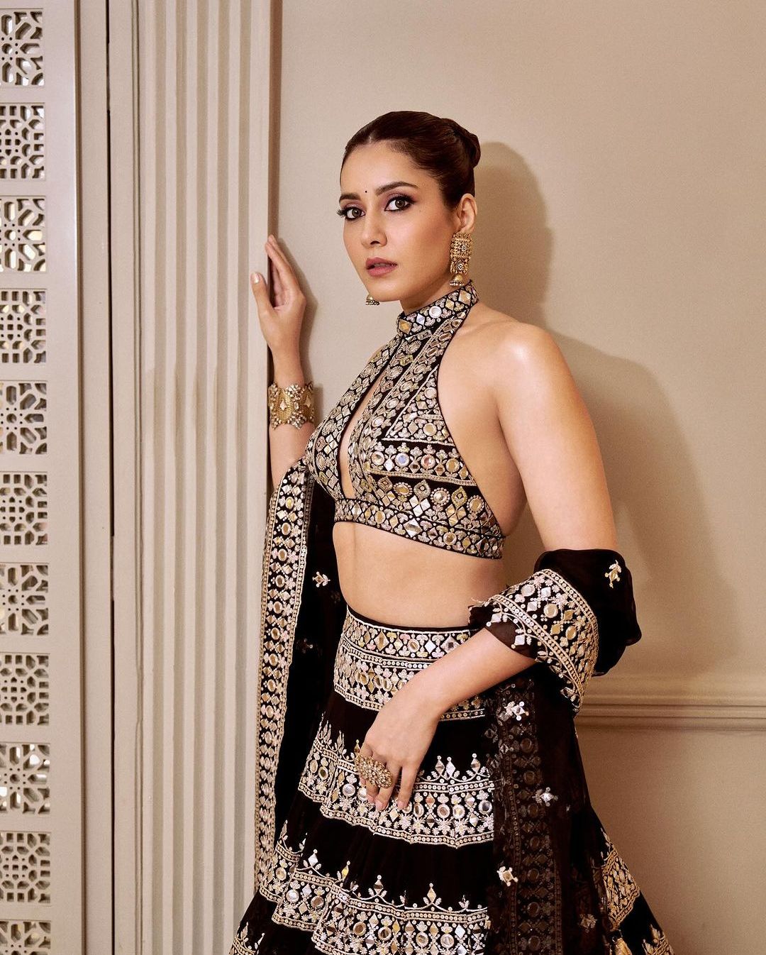 Raashii Khanna: మోడర్న్ లుక్‌లో రాశి ఖన్నా దీపావళి వేడుకలు.. ఏమా అందం భామ!