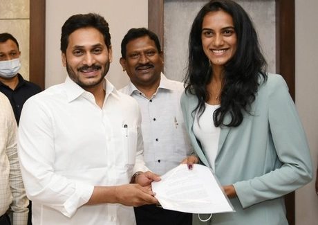 PV Sindhu: ఆ భూమిని సింధుకు ఇవ్వొద్దు, కాలేజీ కట్టండి.. స్థానికుల డిమాండ్