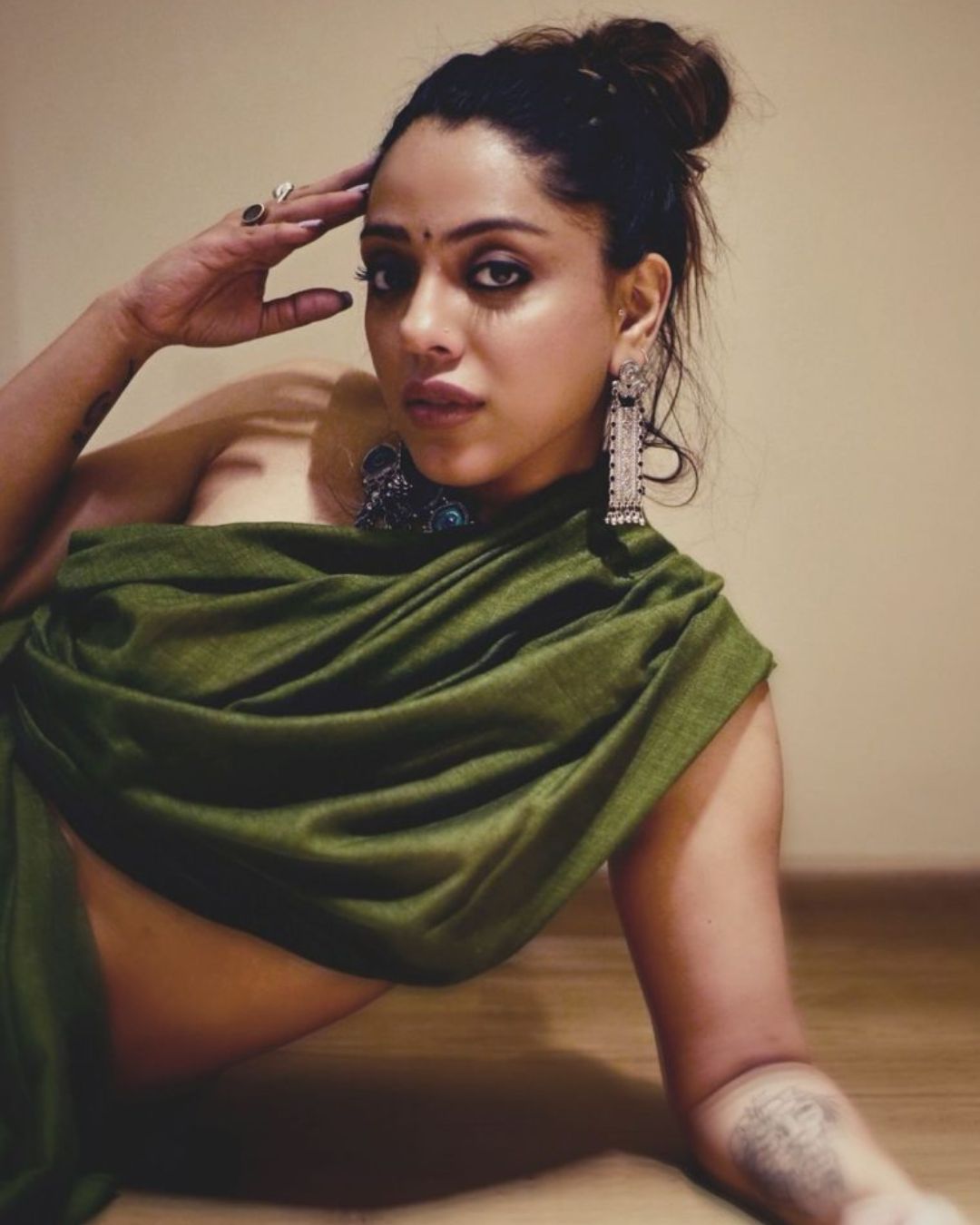 Deviyani Sarma: జాకెట్ లేకుండా సైతాన్ పాప.. చూపులతోనే చంపేస్తుందిగా