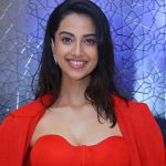Meenakshi Chaudhary: బంగారు హుండీని చిల్లరకు వాడుతున్నారు కదరా.. ఇప్పుడైనా లక్ కలిసి వచ్చేనా.. ?
