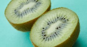 Kiwi Fruit: ఈ ఫ్రూట్‌ విటమిన్ సి యొక్క పవర్ హౌజ్.. తింటే చెప్పలేనన్ని లాభాలు
