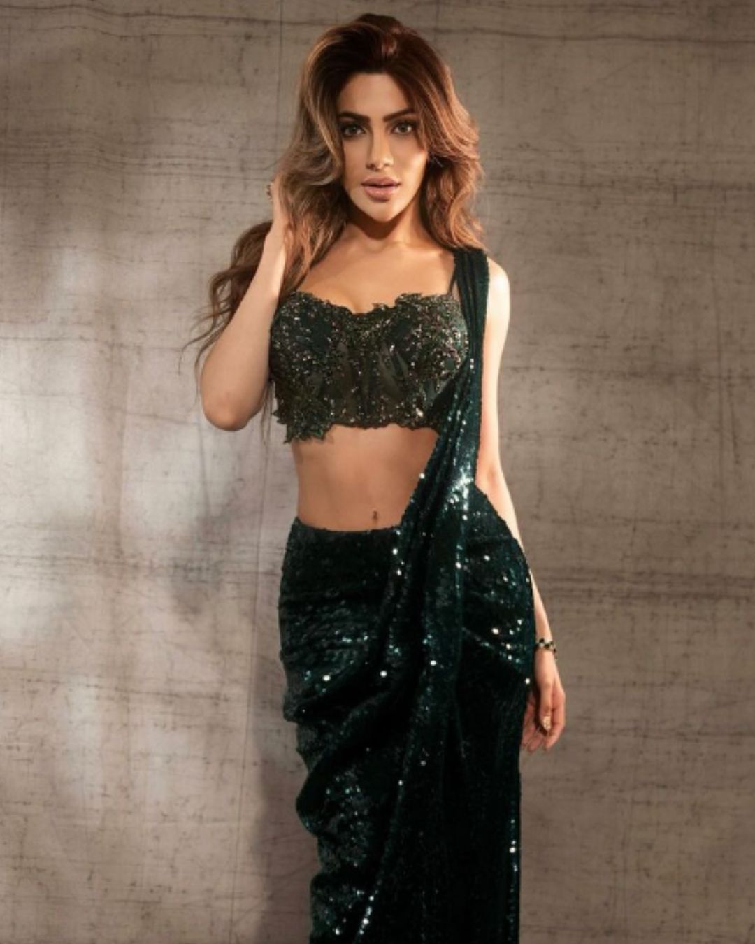 Nikki Tamboli: అమ్మడి అందం చూస్తే.. చీకటి గదిలో చితక్కొట్టుడే