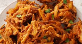 Biyyampindi Pakoda: శెనగపిండితో కాకుండా ఓసారి బియ్యం పిండితో ఉల్లిపాయ పకోడీ ప్రయత్నించండి, రెసిపీ అదిరిపోతుంది