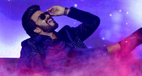 Viral video: రైల్వే ట్రాక్‌పై సెల్ఫీ.. వేగంగా దూసుకొచ్చిన రైలు, రెప్పపాటులో ఎగిరిపడ్డ యువకుడు
