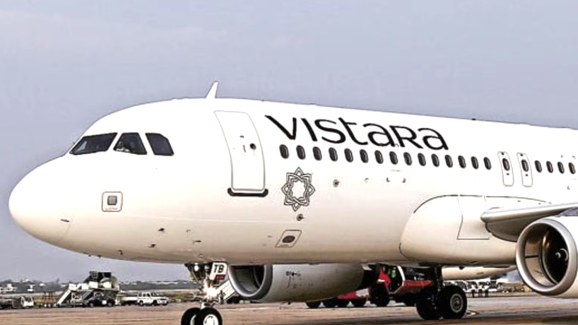 Hyderabad-Delhi Flight : దిల్లీకి బయల్దేరిన కాసేపటికే విమానంలో…. అత్యవసర ల్యాండింగ్