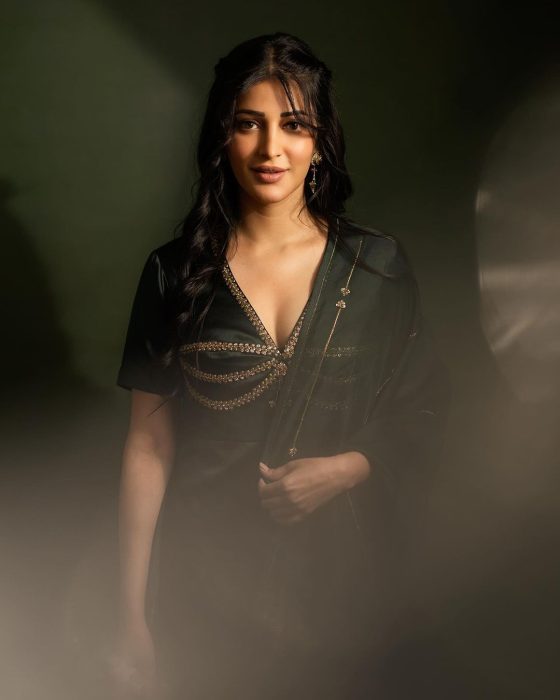Shruti Haasan : ఏంటో.. మరీ పద్ధతిగా మారిపోయిన పిల్లి కళ్ల సుందరి
