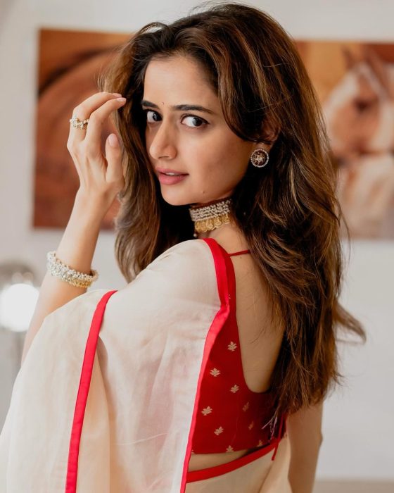 Ashika Rangnath : ఆహా.. అందానికే కేరాఫ్ అడ్రస్ ఆషికా.. చీరకట్టుతోనే చుట్టేస్తున్న బ్యూటీ