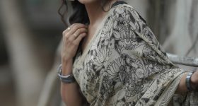 Tejaswini Gowda : చీరకట్టుతోనే అందాలు ఆరబోస్తున్న తేజశ్వనీ గౌడ్