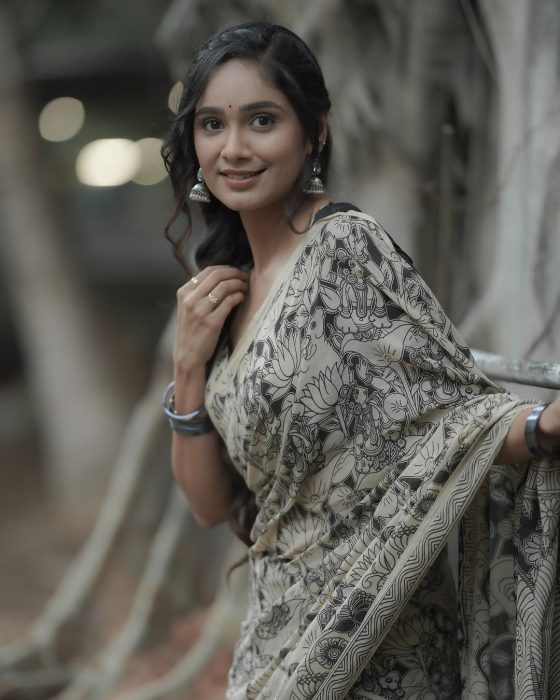 Tejaswini Gowda : చీరకట్టుతోనే అందాలు ఆరబోస్తున్న తేజశ్వనీ గౌడ్