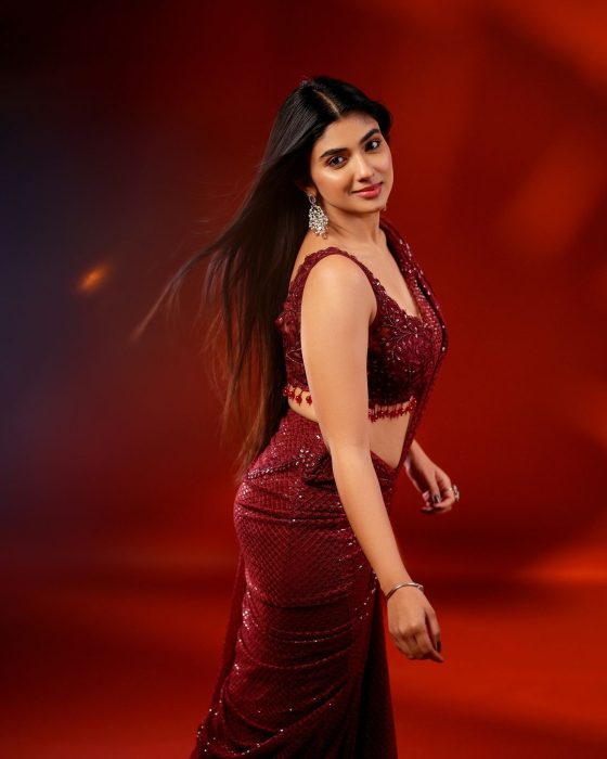 Pragya Nagra : ఆహా.. మెరూన్ శారీలో ప్రజ్ఞా అందానికి కుర్రాళ్లంతా ఫిదా