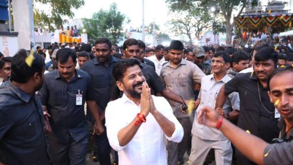 CM Revanth Reddy Tweet: సీఎం రేవంత్ ఆసక్తికరమైన పోస్టు.. ఆనందం, సంతోషం పంచుకునేందుకు వస్తున్నానంటూ