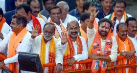 Husband Wife Problems: నా భార్యకు అలాంటి బుద్ధి ఉంటుందని అనుకోలేదు.. నా సహోద్యోగులతో అలా చేస్తోంది