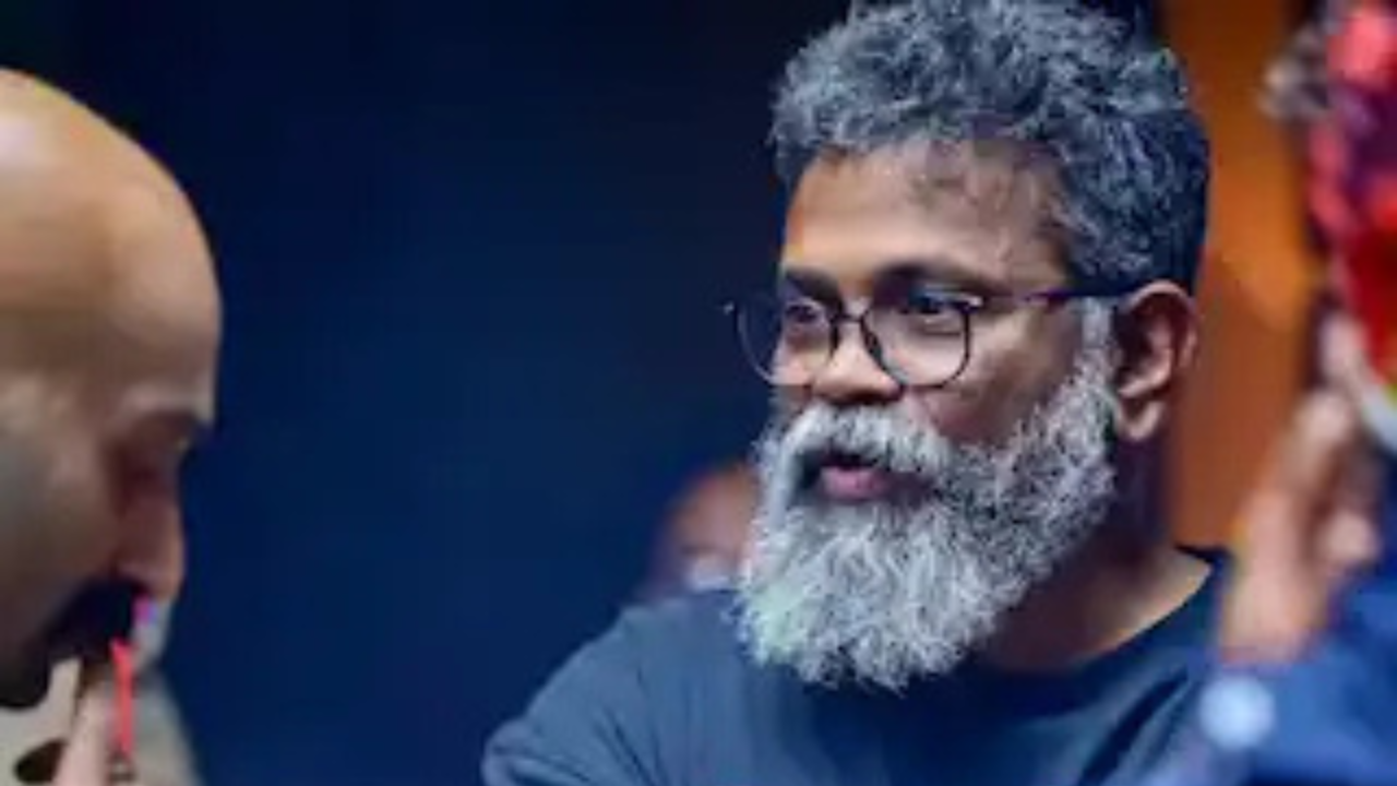 Pushpa 2 trailer : పుష్ప 2 ట్రైలర్ ఈవెంట్ కి సుకుమార్ వెళ్లట్లేదా.?