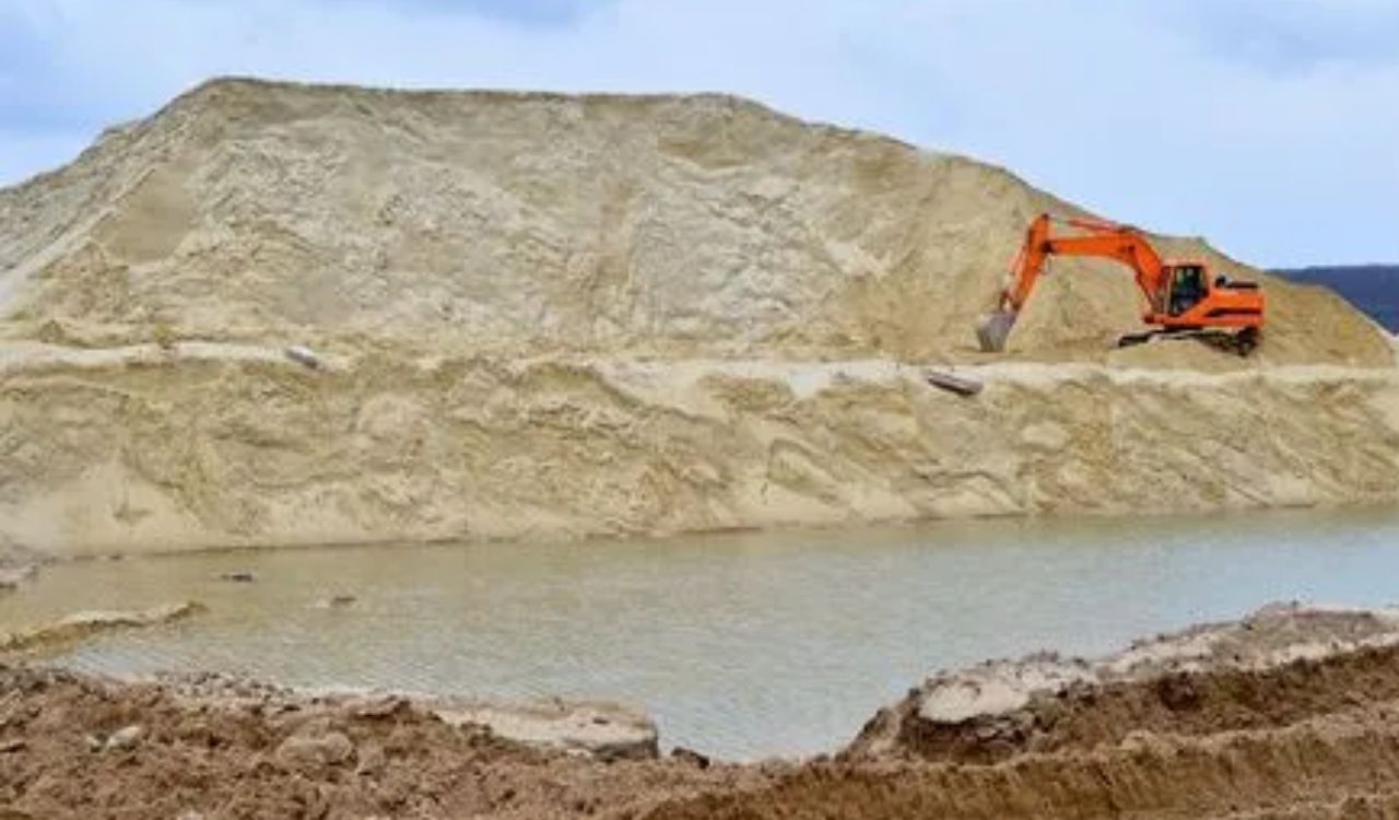 Free Sand Effect: ఫ్రీ ఎఫెక్ట్.. అక్ర‌మ ఇసుక కోసం వెళ్లి న‌లుగురు గ‌ల్లంతు.!