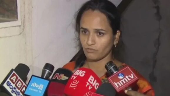 Varra Ravinder Wife: నా భ‌ర్త‌ను ఎన్కౌంట‌ర్ చేస్తారు.. వ‌ర్రా భార్య సంచ‌ల‌న ఆరోప‌ణ‌లు!