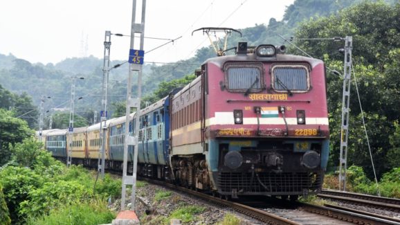 Saraighat Express: పెళ్లివారికోసం 3 గంట‌లు ఆగిన రైలు.. 30 మంది కోసం వంద‌ల మందికి అసౌక‌ర్యం.. నెట్టింట విమ‌ర్శ‌లు