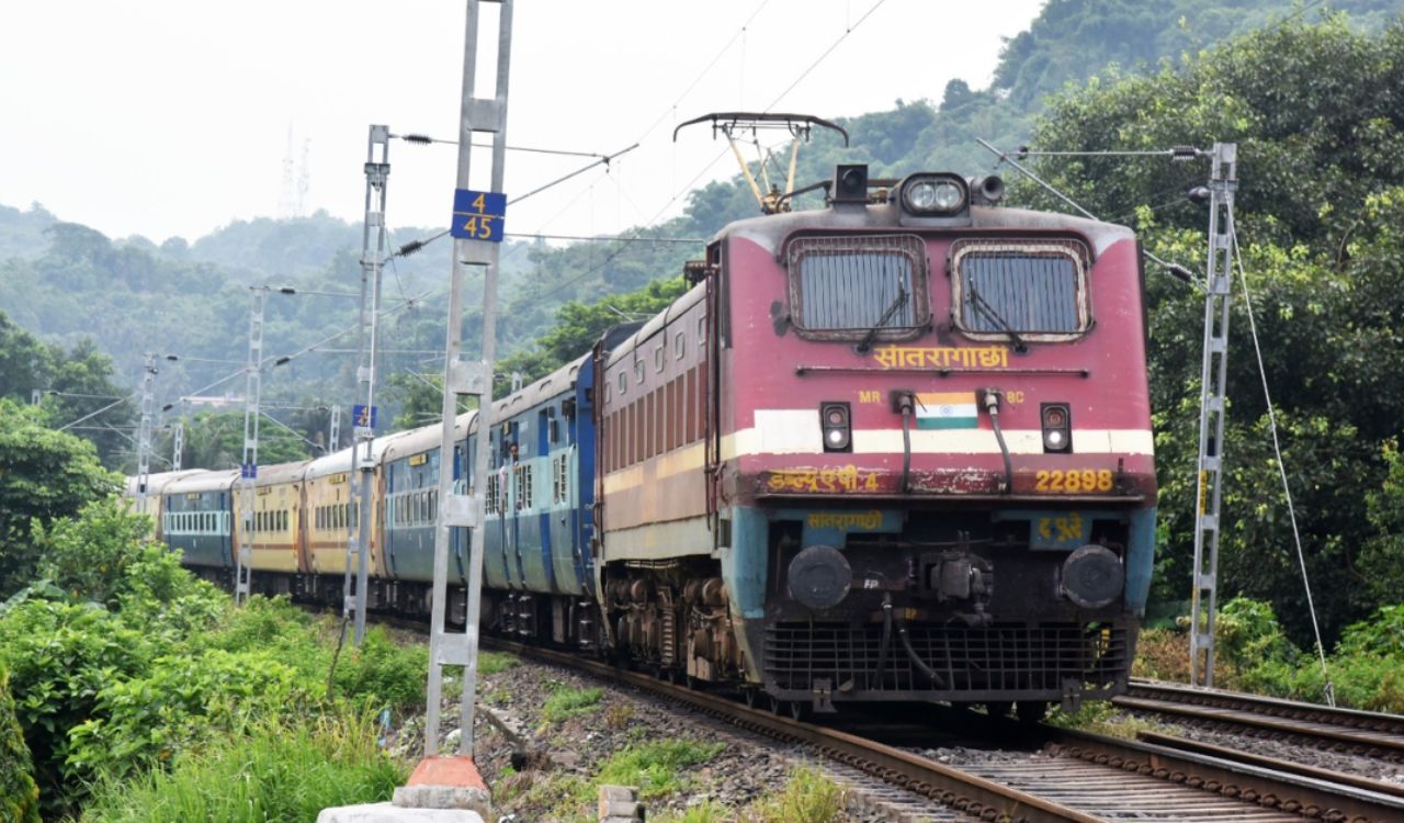 Saraighat Express: పెళ్లివారికోసం 3 గంట‌లు ఆగిన రైలు.. 30 మంది కోసం వంద‌ల మందికి అసౌక‌ర్యం.. నెట్టింట విమ‌ర్శ‌లు