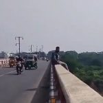 Badrachalam: బ్రిడ్జిపై నుండి దూకేస్తాన‌ని యువ‌కుడు ..మాట‌ల్లో పెట్టిన స్థానికులు.. అప్పుడే బైక్ రావ‌డంతో