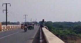 Badrachalam: బ్రిడ్జిపై నుండి దూకేస్తాన‌ని యువ‌కుడు ..మాట‌ల్లో పెట్టిన స్థానికులు.. అప్పుడే బైక్ రావ‌డంతో