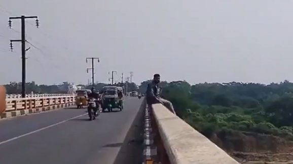 Badrachalam: బ్రిడ్జిపై నుండి దూకేస్తాన‌ని యువ‌కుడు ..మాట‌ల్లో పెట్టిన స్థానికులు.. అప్పుడే బైక్ రావ‌డంతో