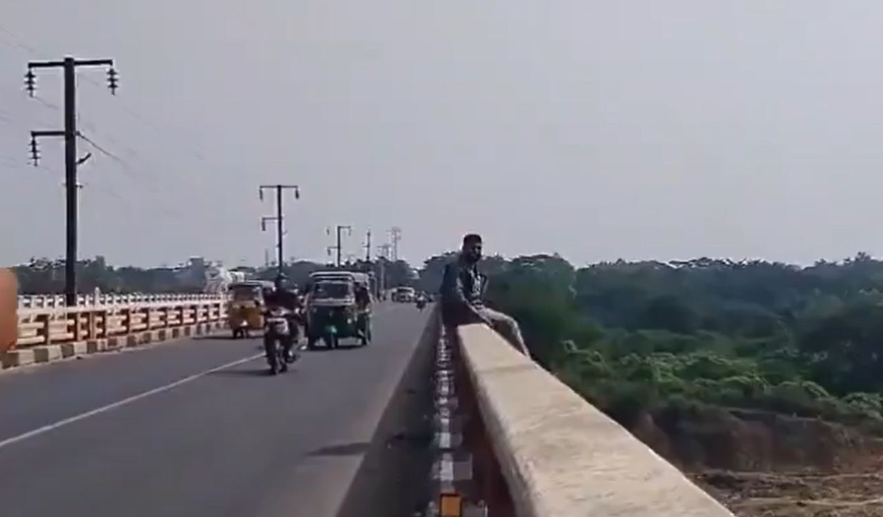 Badrachalam: బ్రిడ్జిపై నుండి దూకేస్తాన‌ని యువ‌కుడు ..మాట‌ల్లో పెట్టిన స్థానికులు.. అప్పుడే బైక్ రావ‌డంతో