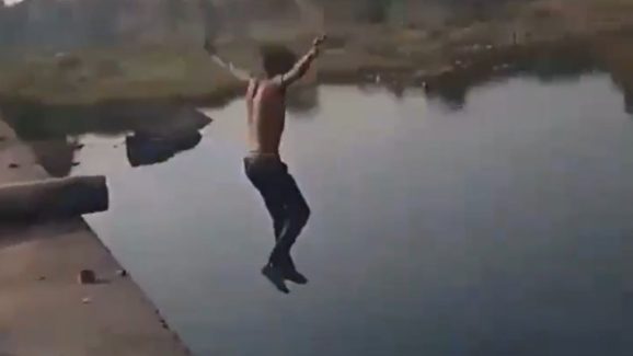 Man Died While Doing Reels: ప్రాణం తీసిన రీల్స్ పిచ్చి.. కాలువ‌లోకి తిరిగి రాలేదు.. చివ‌రికి!