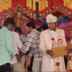 Viral video: షాకింగ్ వీడియో.. స్నేహితుడి పెళ్ళిలో గుండెపోటు..గిఫ్ట్ ఇస్తూనే కుప్ప‌కూలి