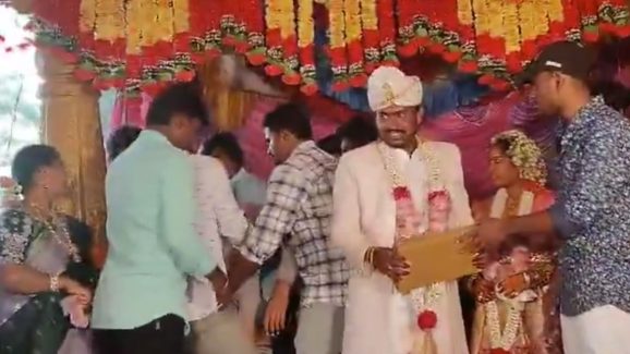 Viral video: షాకింగ్ వీడియో.. స్నేహితుడి పెళ్ళిలో గుండెపోటు..గిఫ్ట్ ఇస్తూనే కుప్ప‌కూలి