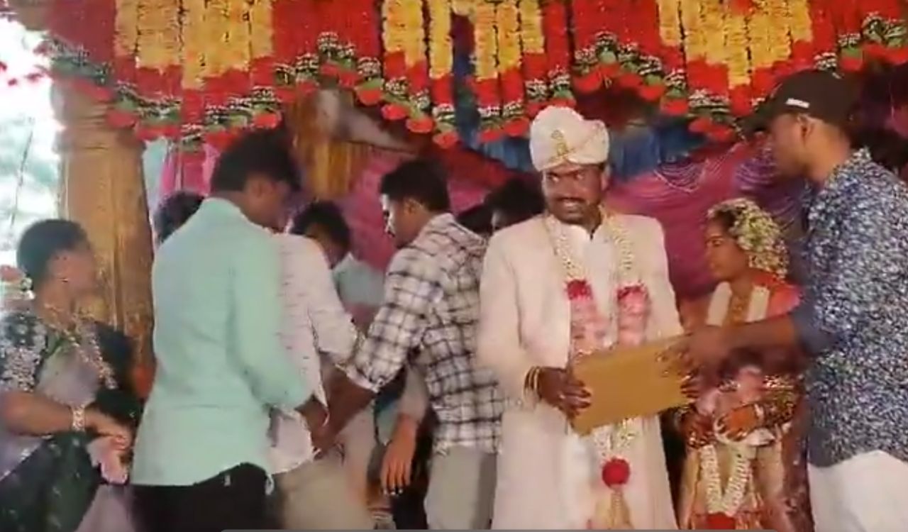 Viral video: షాకింగ్ వీడియో.. స్నేహితుడి పెళ్ళిలో గుండెపోటు..గిఫ్ట్ ఇస్తూనే కుప్ప‌కూలి
