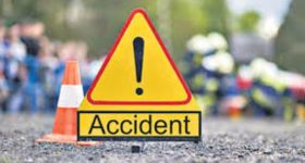 Accident : లారీ ప్రమాదంలో రెండు కాళ్లు నుజ్జునుజ్జు.. ఫోటోలు, వీడియోలు తీస్తూ కూర్చున్న జనం..