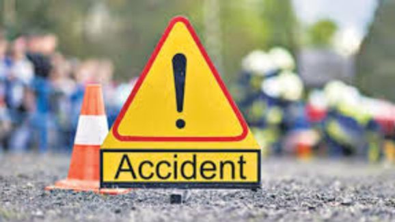 Accident : లారీ ప్రమాదంలో రెండు కాళ్లు నుజ్జునుజ్జు.. ఫోటోలు, వీడియోలు తీస్తూ కూర్చున్న జనం..