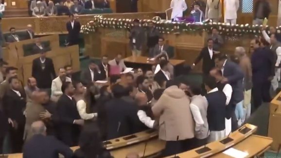 Law makers fighting: జమ్మూకాశ్మీర్‌ అసెంబ్లీలో ఎమ్మెల్యేల ఫైటింగ్, ఎందుకు?