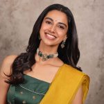 Meenakshi Chaudhary: ఆ చూపు.. ఆ నవ్వు.. వారెవ్వా.! కుర్రాళ్ల గుండెల్లో బాణాలు దింపుతోన్న మీనాక్షి చౌదరి
