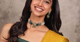 Meenakshi Chaudhary: ఆ చూపు.. ఆ నవ్వు.. వారెవ్వా.! కుర్రాళ్ల గుండెల్లో బాణాలు దింపుతోన్న మీనాక్షి చౌదరి