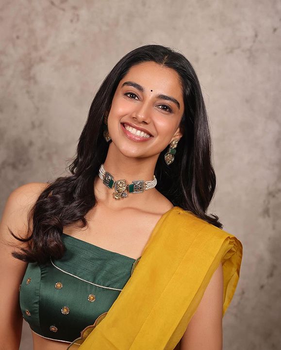 Meenakshi Chaudhary: ఆ చూపు.. ఆ నవ్వు.. వారెవ్వా.! కుర్రాళ్ల గుండెల్లో బాణాలు దింపుతోన్న మీనాక్షి చౌదరి