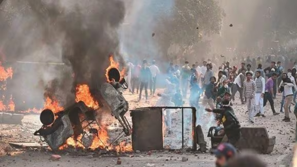 Uttar Pradesh Riots : పోలీసులపై 5 వేల మంది రాళ్ల దాడి, వాహనాలకు నిప్పు.. ఎందుకంటే.?