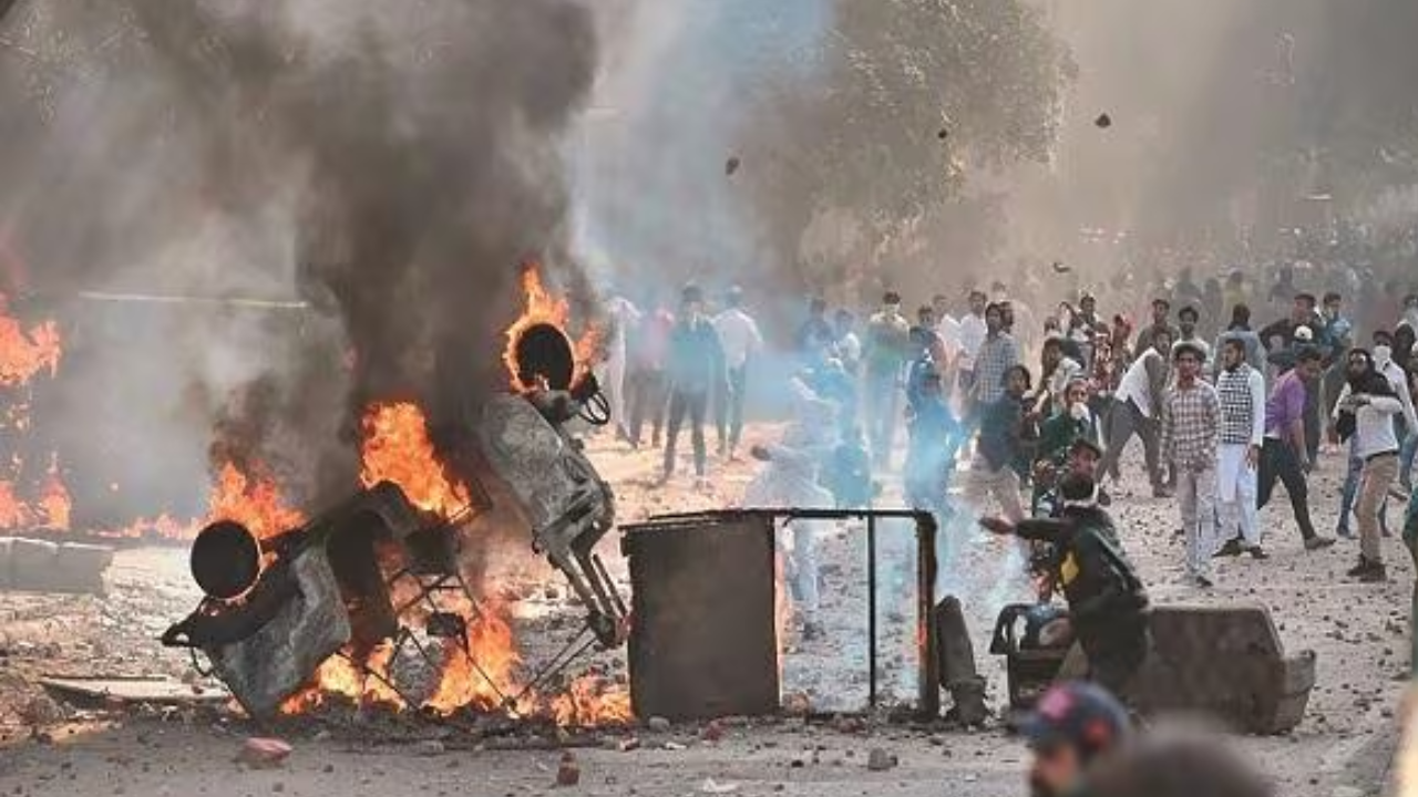 Uttar Pradesh Riots : పోలీసులపై 5 వేల మంది రాళ్ల దాడి, వాహనాలకు నిప్పు.. ఎందుకంటే.?