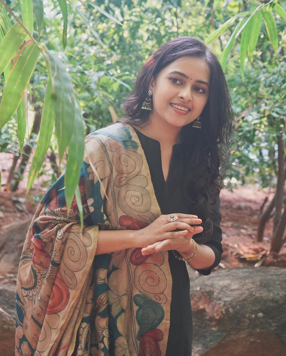Sri Divya: ట్రెడీషనల్ లుక్‌లో ఆకట్టుకుంటున్న శ్రీ దివ్య