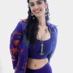 Meenakshi Chaudhary: నడుము అందాలతో పిచ్చెక్కిస్తున్న మీనాక్షి చౌదరి