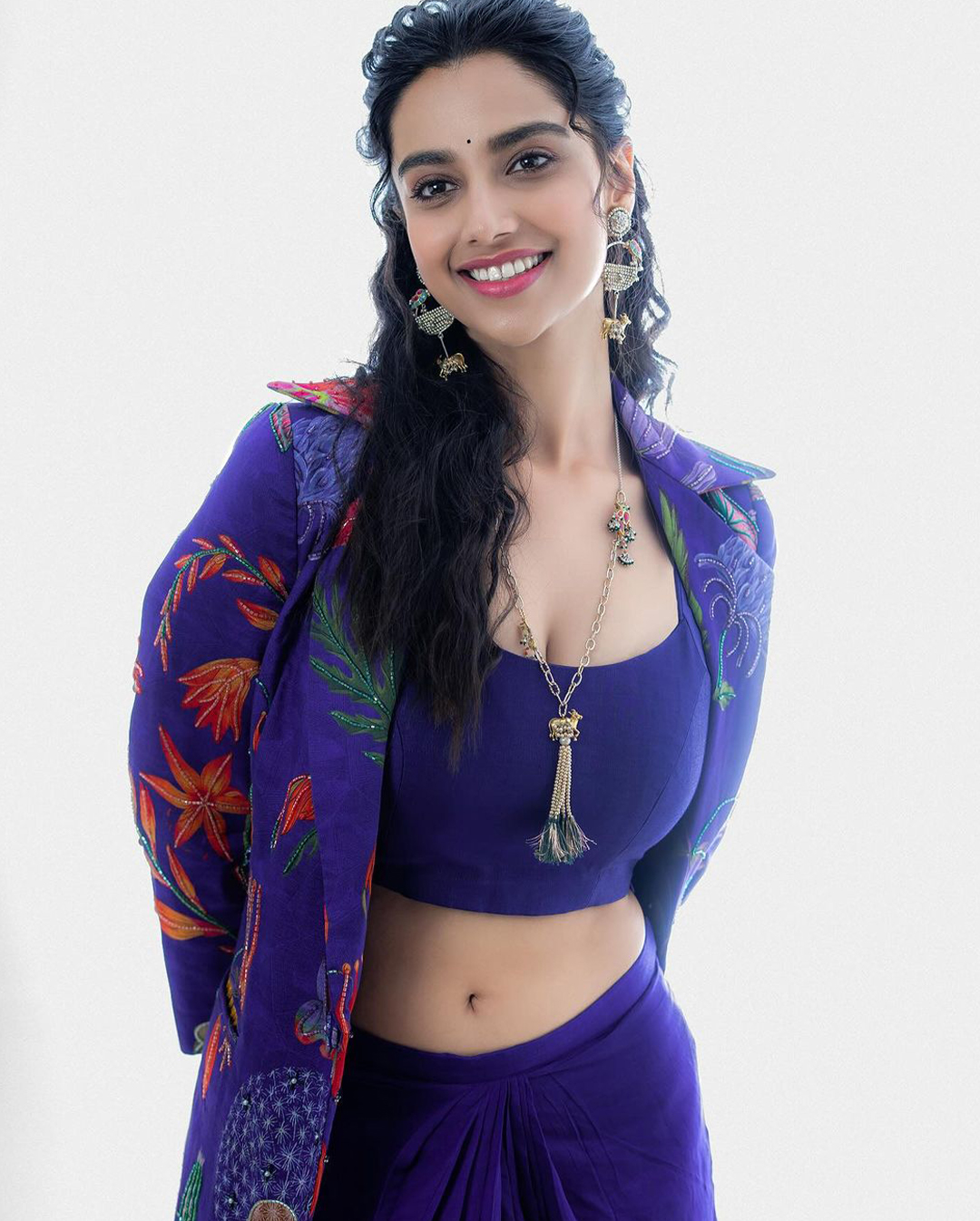 Meenakshi Chaudhary: నడుము అందాలతో పిచ్చెక్కిస్తున్న మీనాక్షి చౌదరి