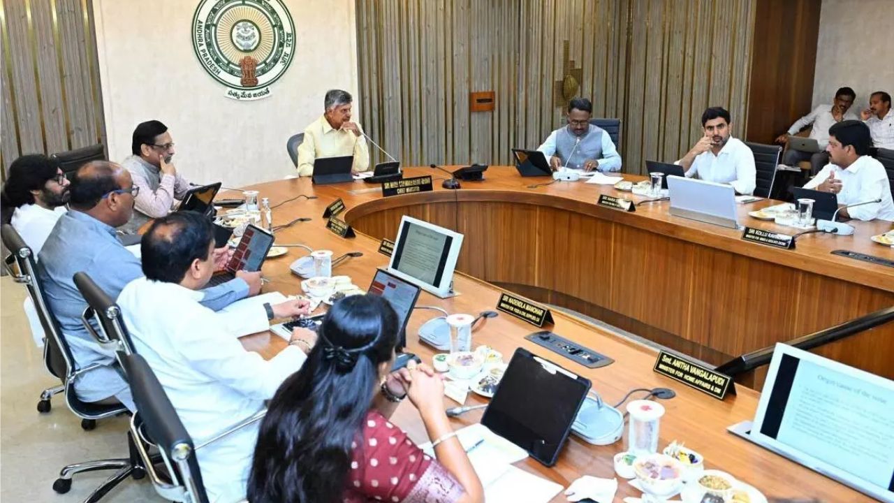 Chandrababu: చంద్రబాబు ముందు పవన్ అసహనం.. ఫిర్యాదు చేసినా పట్టించుకోవట్లేదంటూ..