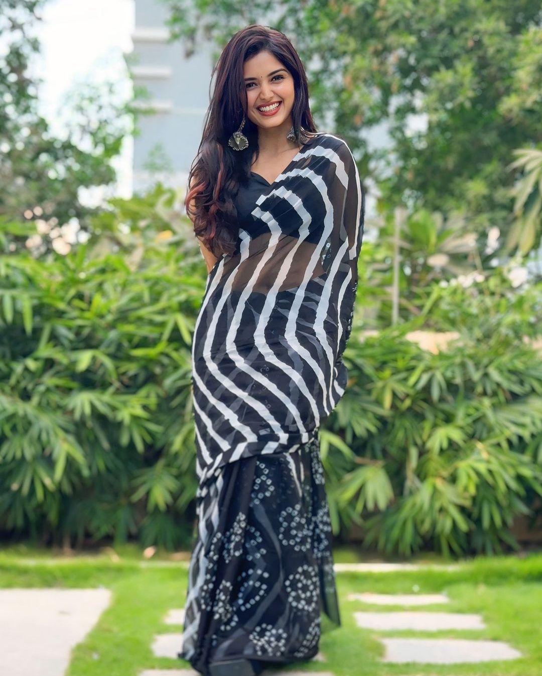 Priyanka Jain: ఆ సమయం ఎంత మధురం అంటున్న ప్రియాంక.. బ్లాక్ అండ్ వైట్ చీరలో స్పెషల్ ఫోటోలు