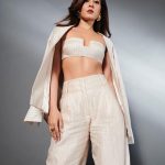 Raashii Khanna: వైట్ డ్రెస్సులో అందాల రాశి.. నాజూకు నడుముతో మతిపోగొడుతోందిగా!