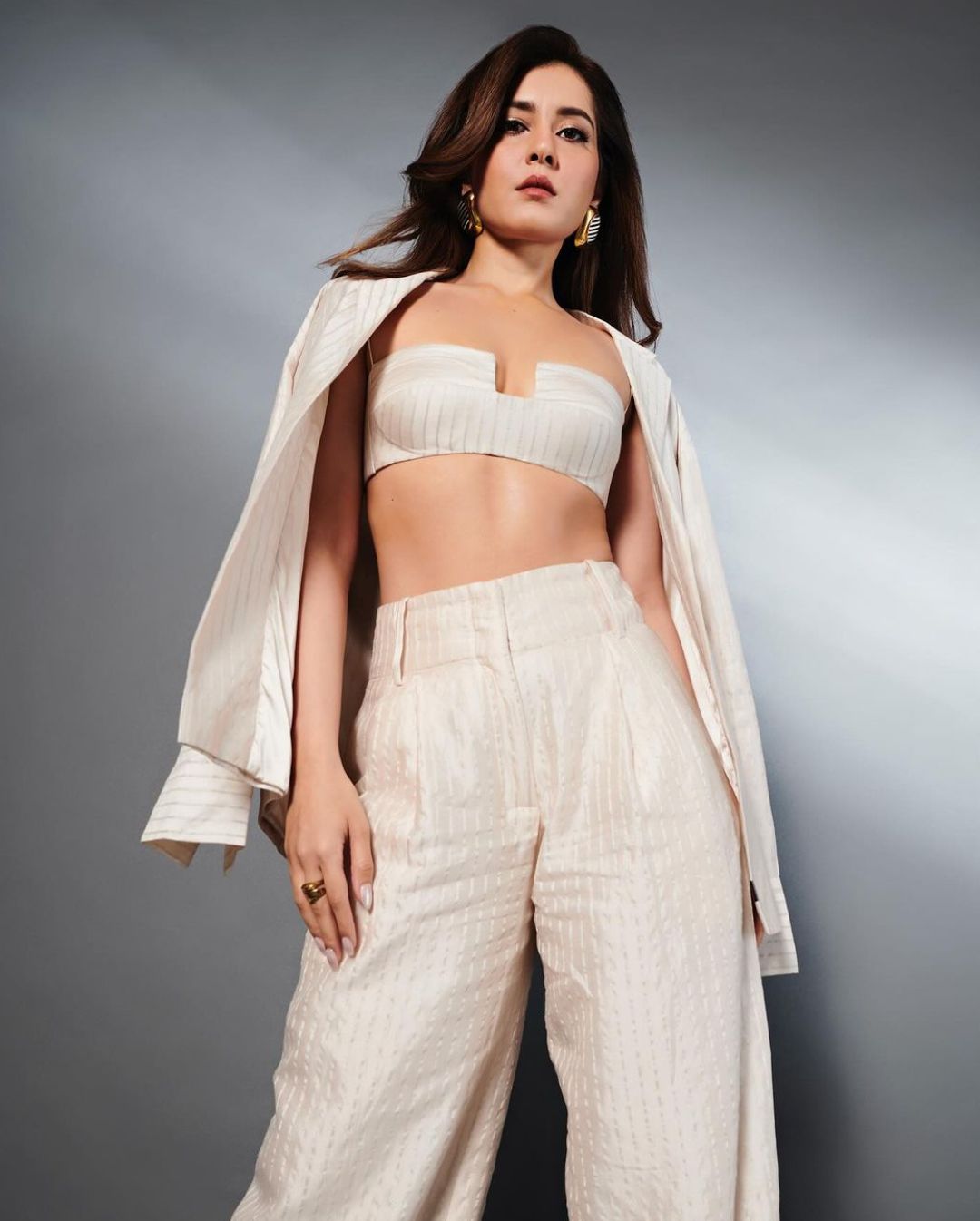 Raashii Khanna: వైట్ డ్రెస్సులో అందాల రాశి.. నాజూకు నడుముతో మతిపోగొడుతోందిగా!