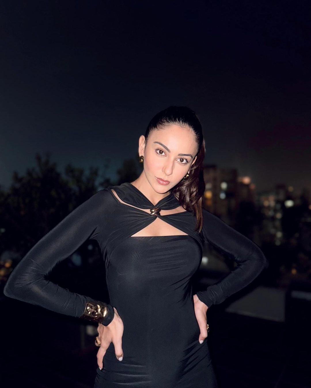 Rakul Preet Singh: బ్లాక్ డ్రెస్‌లో రకుల్ రచ్చ.. వెరైటీ ఫోజులతో ఫోటోలు