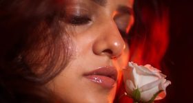 Vaishnavi Chaitanya: రోజాతో తెలుగమ్మాయి వైష్ణవి, ఆపై