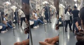 Viral video: ఢిల్లీ మెట్రో.. ఇద్దరు యువకుల ఫైటింగ్, మధ్యలో ఆ యువతి