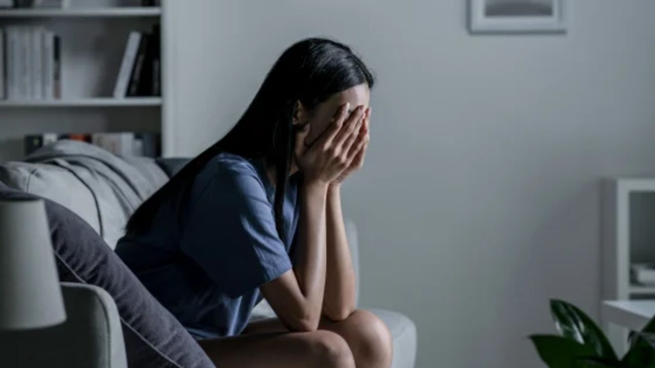 Teacher commits suicide: ఏపీలో మ‌రో దారుణం.. ప్రేమోన్మాది వేధింపులు త‌ట్టుకోలేక టీచ‌ర్ ఆత్మ‌హ‌త్య‌
