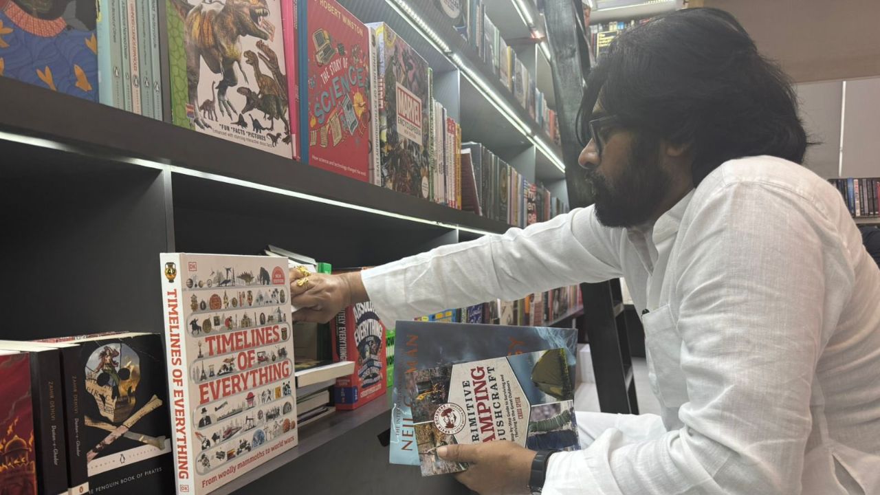 Pawan Kalyan: పుస్త‌కాల వేట‌లో డిప్యూటీ సీఎం ప‌వ‌న్ క‌ల్యాణ్.. ఫోటోలు వైర‌ల్